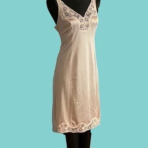 Very Pretty Bali Lace Trimmed Vintage Knee Length Slip 34